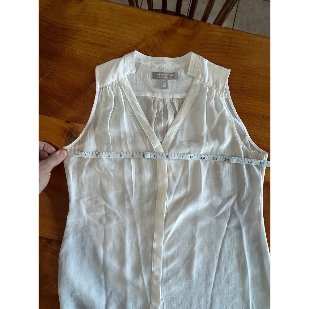 Banana Republic Silk Sleeveless Blouse XS Petite White Hidden Button Shell Top - Picture 3 of 7